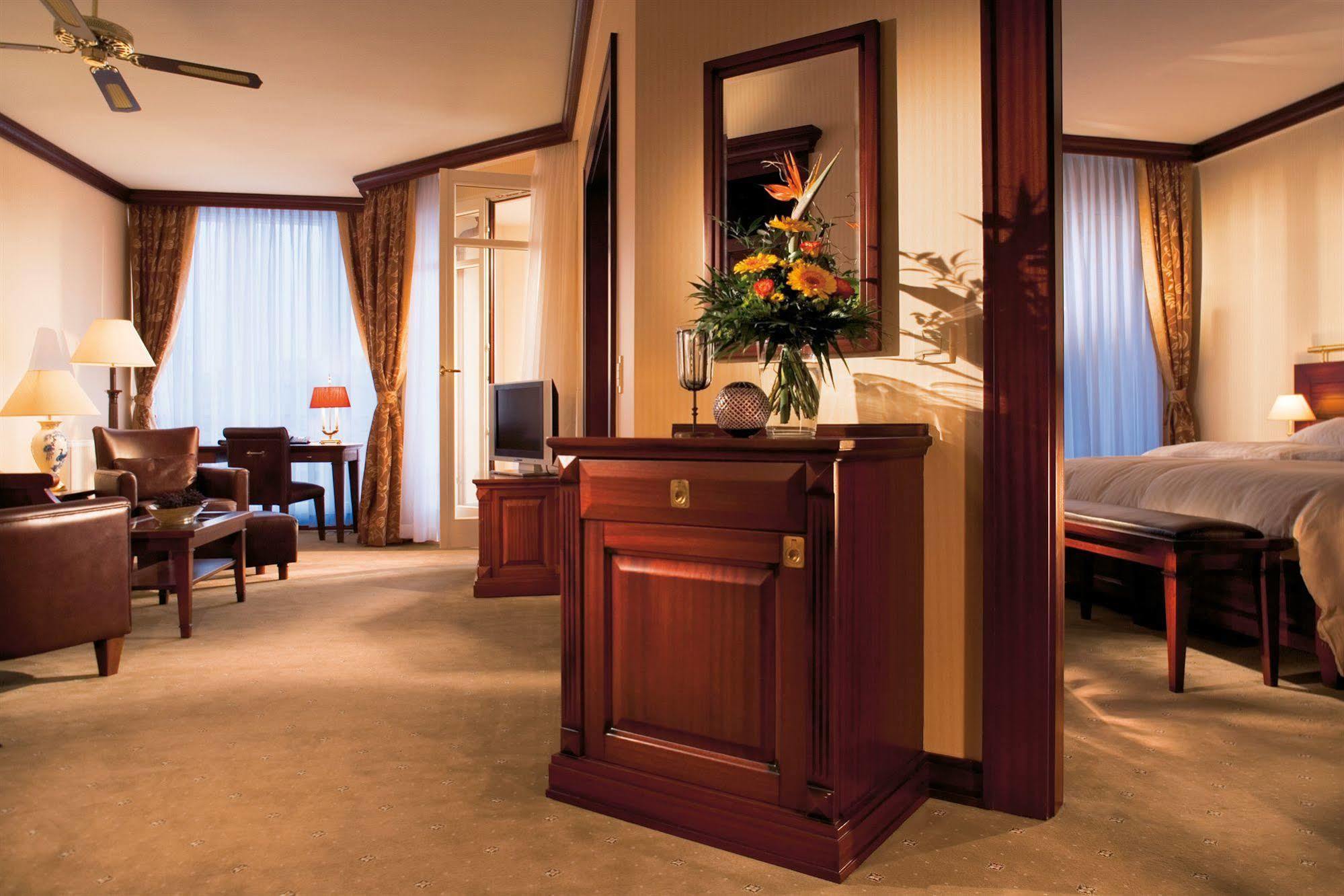 Yachthafenresidenz Hohe Düne 5* Rostock
