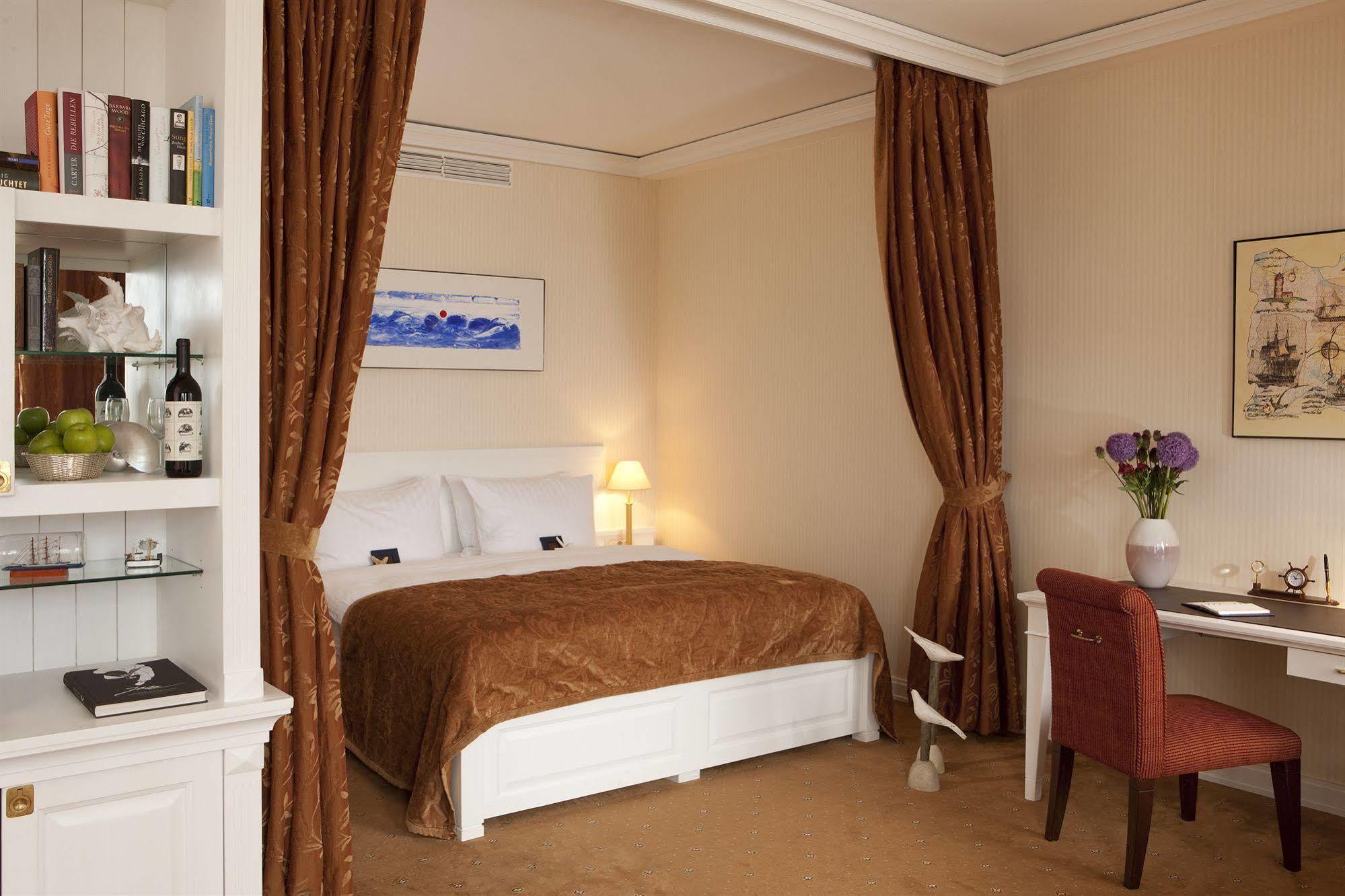 Yachthafenresidenz Hohe Düne 5*