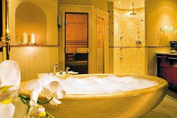 Yachthafenresidenz Hohe Düne 5*